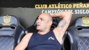 Youtuber argentino grabó contenido en el Campeón del Siglo de Peñarol, vapeó en el banco de suplentes y jugó con el Peke77