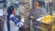 Mujer golpea violentamente a un adulto mayor por no atenderla ‘rápido’ en una panadería