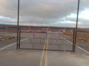 Insólito: la dueña de un campo en Chubut cortó una ruta provincial con una tranquera de metal