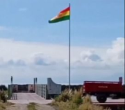 La Policía de Perú retira una bandera boliviana izada en un embarcadero en zona fronteriza