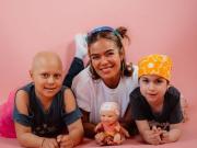 Baby Pelón con Corael muñeco con el que Karol G apoya a niños con cáncer