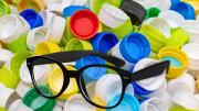 Reciclaje: convierten tapas de plástico en anteojos gratuitos para quienes no pueden pagarlos
