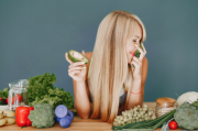 Las claves de experta nutricionista para frenar la caída del cabello a partir de los 40: el secreto milagroso está en estos alimentos