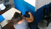 Impactante video: un policía de Mar del Plata golpeó a una mujer que intentaba hacer una denuncia