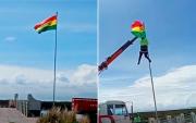 Una bandera boliviana genera polémica en Perú y es retirada por policías