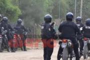 Peligroso enfrentamiento a los tiros en La Banda termina con policías atacados