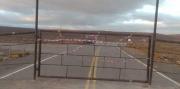 Dueños de un campo cerraron con una tranquera una ruta en Chubut