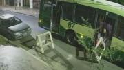 VIDEO: un chofer frenó el colectivo, se bajó y se robó un caballete