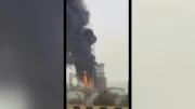 Bomberos combaten un incendio en refinería en Kuwait tras ataque iraní