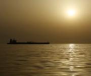 El Tesoro de EE.UU. autoriza la venta de parte del petróleo iraní varado en buques