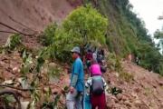 Pasajeros cruzan sobre derrumbes en El Naranjal tras intensas lluvias que bloquean vía en Selva Central –