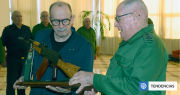 Silvio Rodríguez recibe fusil: Presidencia de Cuba le entregó un AKM de combate tras amenazar a EEUU