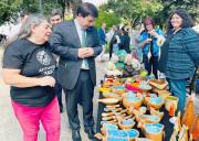 Artesanos del Maule celebran su día con intervención en la Plaza de Talca