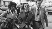 La rocambolesca historia de Patty Hearst, la rica heredera que fue secuestrada y se unió a la guerrilla de sus captores
