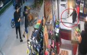 VIDEO.- La dueña de un comercio de Berisso resistió y echó a gritos a motochorros, uno disparó al huir