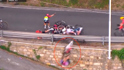 Viral en las redes: la estremecedora caída de una ciclista durante una carrera en Italia