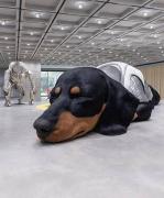 ¡Parece respirar! Así es la enorme escultura del perro salchicha que conquista las redes sociales: detalles