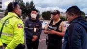 Agente de control metropolitano detenido por fingir ser inspector para cobrar dinero, en Quito