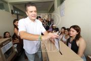 El candidato Gary Áñez emite su voto y llama a una participación ciudadana responsable