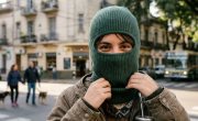 Cómo es y dónde conseguir la capucha balaclava que será tendencia en invierno 2026