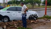 Frente a boliche de la zona sur: remisero destruyó su auto al perder el control y subir a la vereda