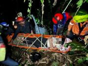 Dos personas heridas tras caída de camioneta por un precipicio