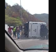 Ahora: reportan volcamiento de autobús en la autopista Gran Mariscal de Ayacucho