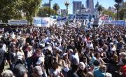 Terminó el acto en el Plaza de Mayo y miles de personas empiezan a desconcentrar