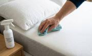 El secreto de los hoteles: truco casero con 2 ingredientes para limpiar el colchón y las almohadas en minutos
