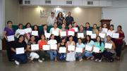 Lectoras de Para Ellas reciben su certificado del curso de ropa deportiva