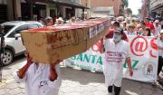 Maestros urbanos marchan en Santa Cruz: exigen aumento salarial y mejor atención en la CNS