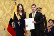 Kristi Noem recibe condecoración en Ecuador