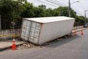 Un contenedor cae en los exteriores de un colegio en el noroeste de Guayaquil