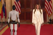 Melania Trump presenta robot humanoide en cumbre tecnológica en la Casa Blanca