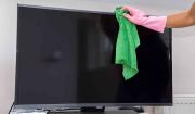 Así puedes limpiar la pantalla de un televisor sin dañarla: errores comunes y qué productos usar