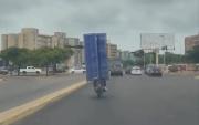 Imprudencia al volante: Captan a motorizado transportando carga excesiva en la avenida Delicias