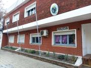 Fue golpeado por otro masculino que lo hizo caer de la bicicleta para robarle billetera, dinero en efectivo $ 3.400 y teléfono celular