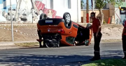 Video: impresionante vuelco de un auto frente a una capilla en Chimbas
