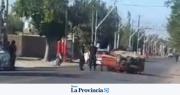 Se encontró con algo en plena calle, quiso esquivarlo y volcó
