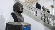 Retiran busto de Evo Morales de la ALP para evitar “culto a la personalidad”