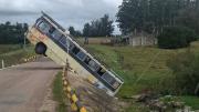 Ómnibus quedó sin frenos y terminó colgando de un puente en Nueva Carrara