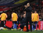 “Pensé que no funcionaba el VAR”: DT de Inglaterra reclamó roja a Araujo y el penal pitado