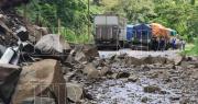 Al menos 30 vehículos atrapados por mazamorra y deslizamientos en la ruta a los Valles cruceños