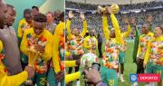 Senegal se rebela ante CAF y Marruecos: seleccionado exhibe en Francia trofeo que le fue arrebatado