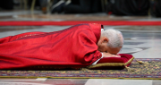 Papa León XIV reza tendido en el suelo de la basílica vaticana por la Pasión de Cristo