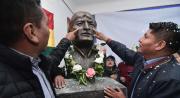 El busto de Evo Morales es entregado a seguidores del expresidente boliviano