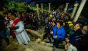 Cochabambinos participan de la peregrinación y recorren las 14 estaciones en la cuesta al Cristo