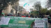 Trabajadores de Emaverde bloquean el centro paceño por deudas y denuncian falta de atención de la alcaldía