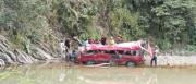 Accidente en los Yungas: Minibús se embarranca 50 metros a un río y deja dos heridos