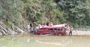 Accidente en los Yungas: Minibús se embarranca 50 metros a un río y deja dos heridos